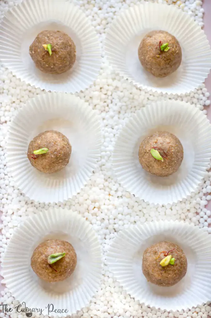 Fasting ladoo for navaratri or mahashivaratri made from sabudana, peanuts and jaggery. Easy, no-cook ladoo that are good for school snacks also. 
